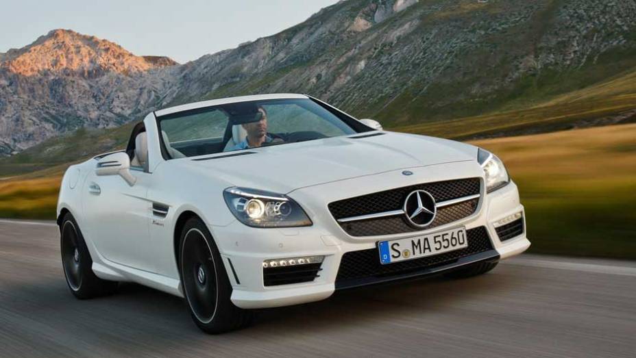 Kit aerodinâmico da AMG dá um visual ainda mais agressivo ao SLK. <a href="https://preprod.quatrorodas.abril.com.br/noticias/mercedes-revela-versao-mais-potente-slk-55-amg-299394_p.shtml" rel="migration">Leia mais</a>