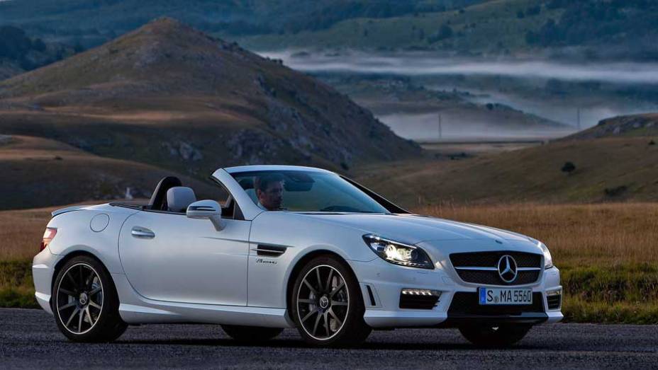 Carro acelera de 0 a 100 km/h em 4,5 segundos. <a href="https://preprod.quatrorodas.abril.com.br/noticias/mercedes-revela-versao-mais-potente-slk-55-amg-299394_p.shtml" rel="migration">Leia mais</a>