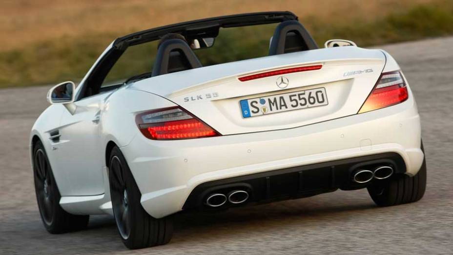 O par de saídas dupla de escape entrega: este não é um SLK qualquer. <a href="https://preprod.quatrorodas.abril.com.br/noticias/mercedes-revela-versao-mais-potente-slk-55-amg-299394_p.shtml" rel="migration">Leia mais</a>