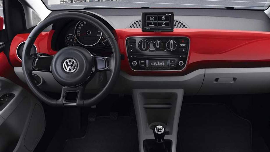 Painel é simples, porém funcional. <a href="https://preprod.quatrorodas.abril.com.br/noticias/fabrincantes-volkswagem-mostra-detalhes-up-299370_p.shtml" rel="migration">Leia mais</a>