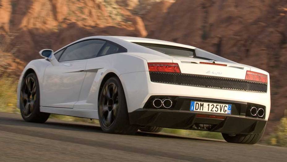 Freios de alto desempenho e controles eletr&ocirc;nicos d&atilde;o estabilidade ao esportivo | <a href="https://preprod.quatrorodas.abril.com.br/noticias/lamborghini-ira-exibir-gallardo-lp-560-4-sao-paulo-299619_p.shtml" rel="migration">Leia mais</a>