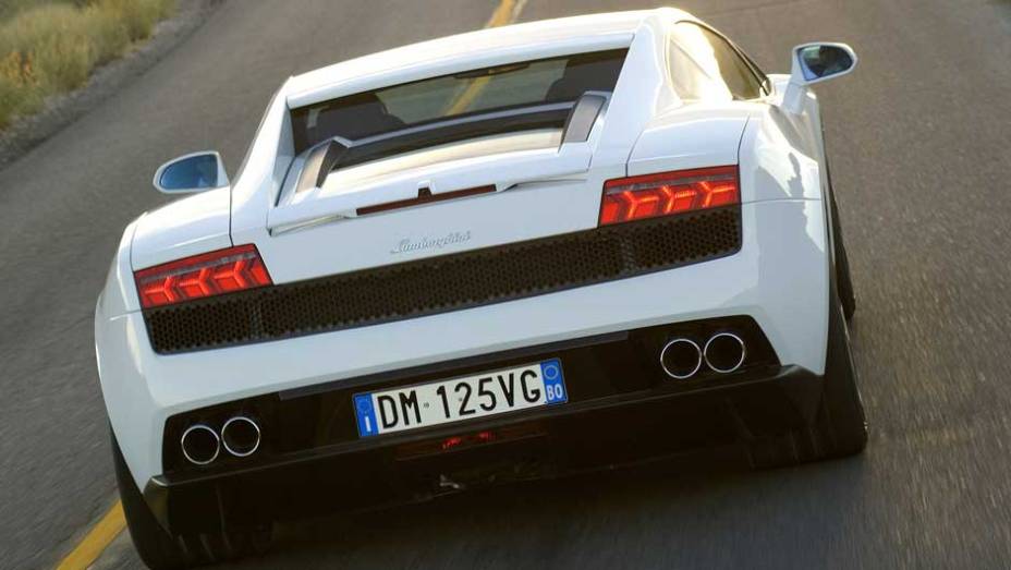 Cup&ecirc; conta com quatro sa&iacute;das de escape | <a href="https://preprod.quatrorodas.abril.com.br/noticias/lamborghini-ira-exibir-gallardo-lp-560-4-sao-paulo-299619_p.shtml" rel="migration">Leia mais</a>