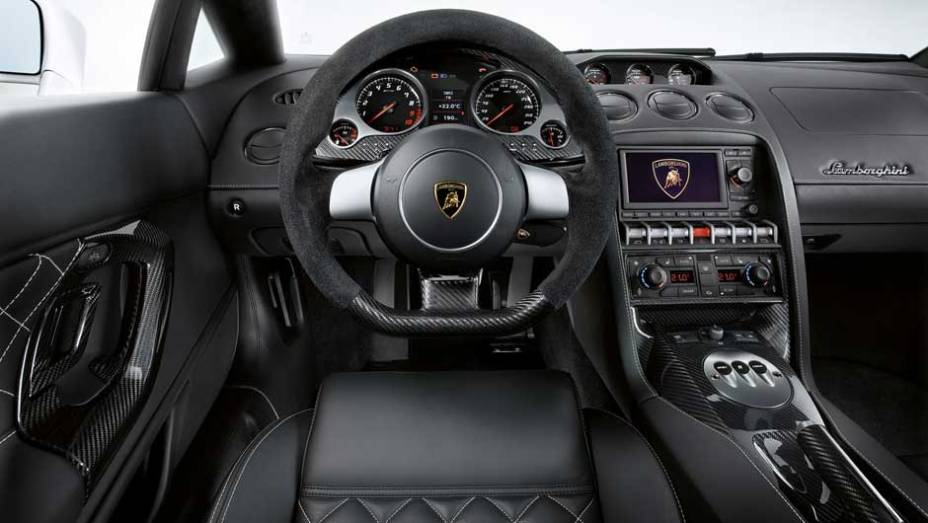 Volante tem base achatada | <a href="https://preprod.quatrorodas.abril.com.br/noticias/lamborghini-ira-exibir-gallardo-lp-560-4-sao-paulo-299619_p.shtml" rel="migration">Leia mais</a>