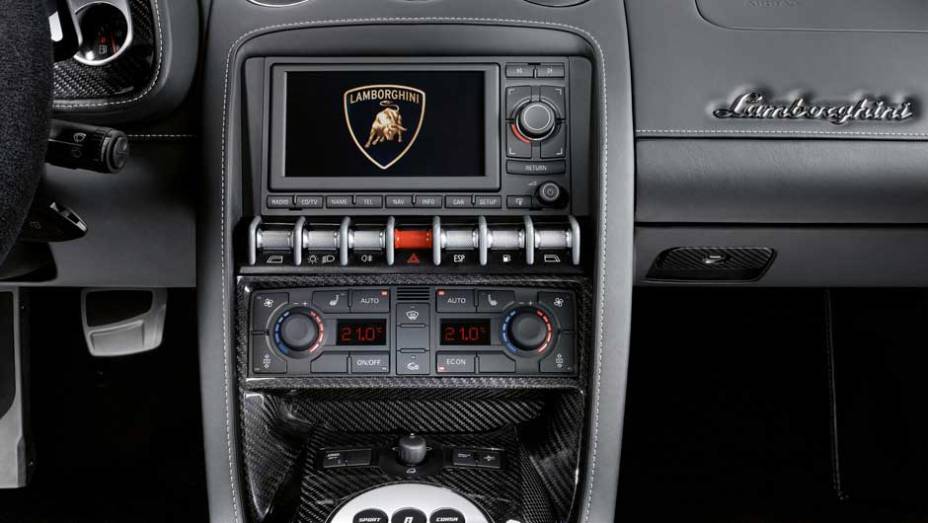 Ar dual zone e tela multimídia são alguns dos recursos do esportivo | <a href="https://preprod.quatrorodas.abril.com.br/noticias/lamborghini-ira-exibir-gallardo-lp-560-4-sao-paulo-299619_p.shtml" rel="migration">Leia mais</a>