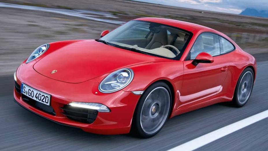 Esportivo passou por redesenho, mas manteve elementos visuais | <a href="https://preprod.quatrorodas.abril.com.br/carros/lancamentos/porsche-911-carrera-carrera-s-2012-637431.shtml" rel="migration">Leia mais</a>