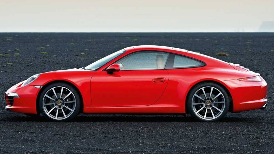 Distância entre-eixos aumentou em 10 cm e o carro ficou mais comprido | <a href="https://preprod.quatrorodas.abril.com.br/carros/lancamentos/porsche-911-carrera-carrera-s-2012-637431.shtml" rel="migration">Leia mais</a>