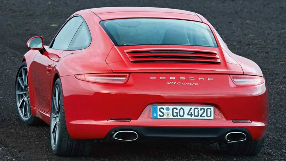 Lanternas agora estão com perfil mais baixo | <a href="https://preprod.quatrorodas.abril.com.br/carros/lancamentos/porsche-911-carrera-carrera-s-2012-637431.shtml" rel="migration">Leia mais</a>