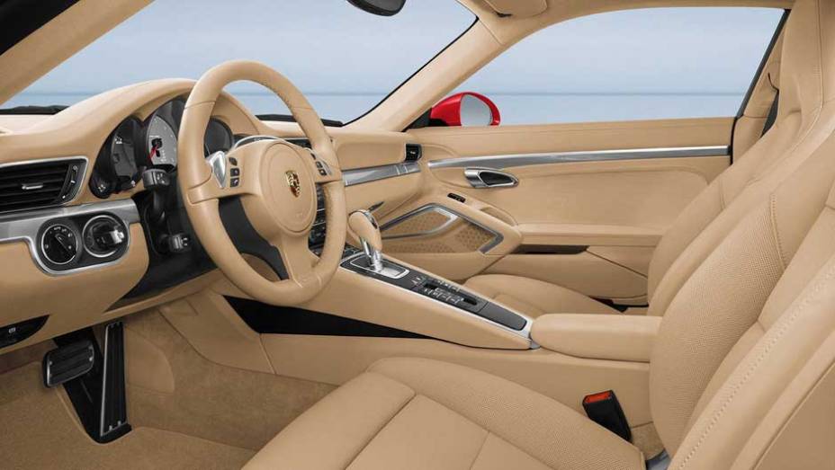 O interior também ficou mais espaçoso | <a href="https://preprod.quatrorodas.abril.com.br/carros/lancamentos/porsche-911-carrera-carrera-s-2012-637431.shtml" rel="migration">Leia mais</a>