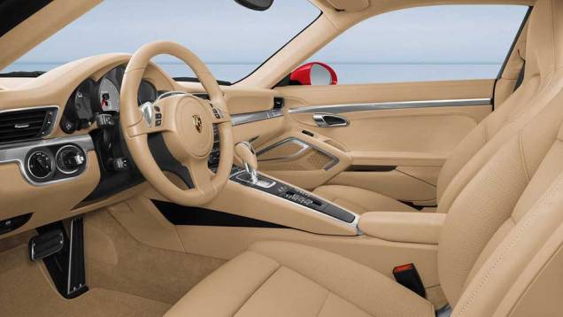 O interior também ficou mais espaçoso | <a href="https://preprod.quatrorodas.abril.com.br/carros/lancamentos/porsche-911-carrera-carrera-s-2012-637431.shtml" rel="migration">Leia mais</a> O interior também ficou mais espaçoso | <a href="https://preprod.quatrorodas.abril.com.br/carros/lancamentos/porsche-911-carrera-carrera-s-2012-637431.shtml" rel="migration">Leia mais</a>