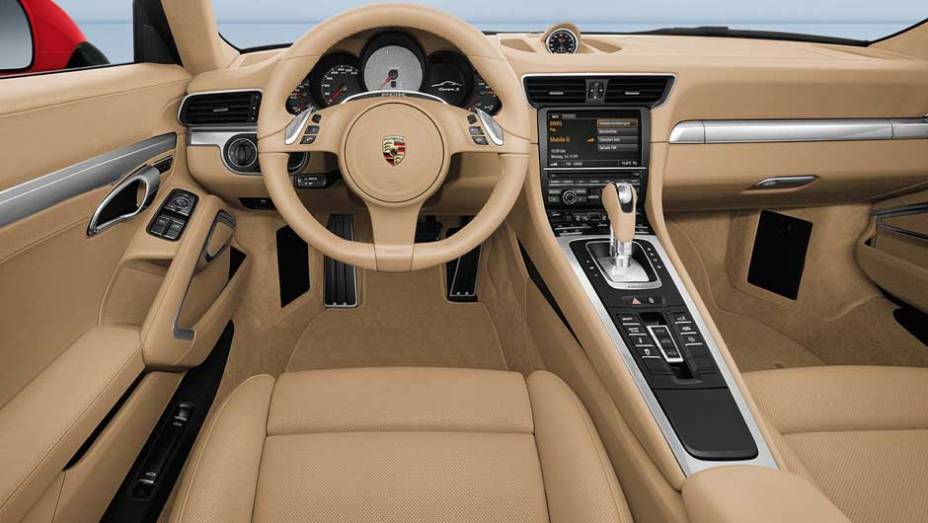 Console foi elevado e botões estão com acesso mais fácil | <a href="https://preprod.quatrorodas.abril.com.br/carros/lancamentos/porsche-911-carrera-carrera-s-2012-637431.shtml" rel="migration">Leia mais</a>