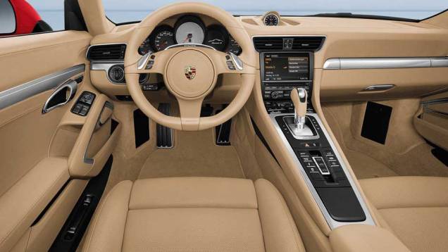 Console foi elevado e botões estão com acesso mais fácil | <a href="https://preprod.quatrorodas.abril.com.br/carros/lancamentos/porsche-911-carrera-carrera-s-2012-637431.shtml" rel="migration">Leia mais</a> Console foi elevado e botões estão com acesso mais fácil | <a href="https://preprod.quatrorodas.abril.com.br/carros/lancamentos/porsche-911-carrera-carrera-s-2012-637431.shtml" rel="migration">Leia mais</a>