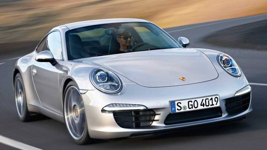 Versão Carrera S também foi divulgado pela Porsche | <a href="https://preprod.quatrorodas.abril.com.br/carros/lancamentos/porsche-911-carrera-carrera-s-2012-637431.shtml" rel="migration">Leia mais</a>