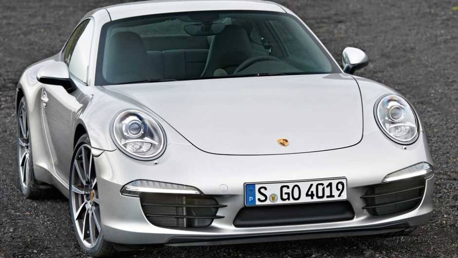 Propulsor do Carrera S é o 3.8 de 400 cv | <a href="https://preprod.quatrorodas.abril.com.br/carros/lancamentos/porsche-911-carrera-carrera-s-2012-637431.shtml" rel="migration">Leia mais</a>