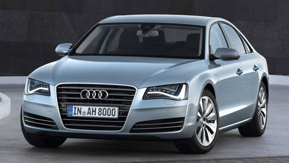 Versão de produção do sedã híbrido é revelada e chega em 2012 | <a href="https://preprod.quatrorodas.abril.com.br/carros/lancamentos/audi-a8-hybrid-637518.shtml" rel="migration">Leia mais</a>