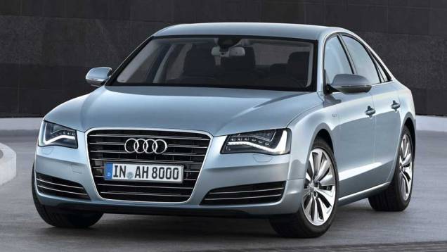 Versão de produção do sedã híbrido é revelada e chega em 2012 | <a href="https://preprod.quatrorodas.abril.com.br/carros/lancamentos/audi-a8-hybrid-637518.shtml" rel="migration">Leia mais</a> Versão de produção do sedã híbrido é revelada e chega em 2012 | <a href="https://preprod.quatrorodas.abril.com.br/carros/lancamentos/audi-a8-hybrid-637518.shtml" rel="migration">Leia mais</a>