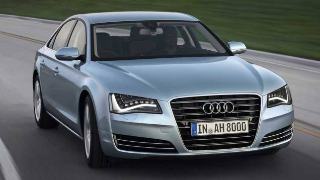 Modelo definitivo será apresentado ao público em Frankfurt | <a href="https://preprod.quatrorodas.abril.com.br/carros/lancamentos/audi-a8-hybrid-637518.shtml" rel="migration">Leia mais</a> Modelo definitivo será apresentado ao público em Frankfurt | <a href="https://preprod.quatrorodas.abril.com.br/carros/lancamentos/audi-a8-hybrid-637518.shtml" rel="migration">Leia mais</a>