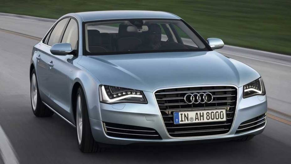 Modelo definitivo ser&aacute; apresentado ao p&uacute;blico em Frankfurt | <a href="https://preprod.quatrorodas.abril.com.br/carros/lancamentos/audi-a8-hybrid-637518.shtml" rel="migration">Leia mais</a>