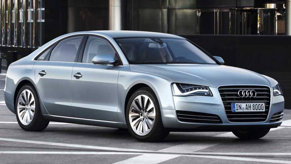 Sedã combina motor 2.0 TFSI com um elétrico de 54 cv | <a href="https://preprod.quatrorodas.abril.com.br/carros/lancamentos/audi-a8-hybrid-637518.shtml" rel="migration">Leia mais</a>