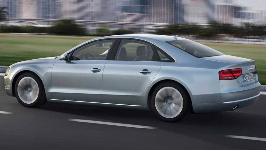 Carro acelera de 0 a 100 km/h em 7,7 segundos | <a href="https://preprod.quatrorodas.abril.com.br/carros/lancamentos/audi-a8-hybrid-637518.shtml" rel="migration">Leia mais</a>