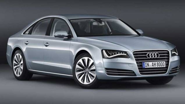 Média de consumo informado pela marca é de 15,6 km/l e as emissões são de 148 g/km | <a href="https://preprod.quatrorodas.abril.com.br/carros/lancamentos/audi-a8-hybrid-637518.shtml" rel="migration">Leia mais</a> Média de consumo informado pela marca é de 15,6 km/l e as emissões são de 148 g/km | <a href="https://preprod.quatrorodas.abril.com.br/carros/lancamentos/audi-a8-hybrid-637518.shtml" rel="migration">Leia mais</a>