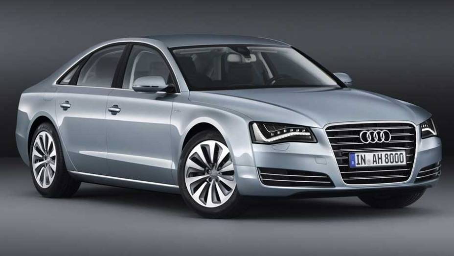 M&eacute;dia de consumo informado pela marca &eacute; de 15,6 km/l e as emiss&otilde;es s&atilde;o de 148 g/km | <a href="https://preprod.quatrorodas.abril.com.br/carros/lancamentos/audi-a8-hybrid-637518.shtml" rel="migration">Leia mais</a>