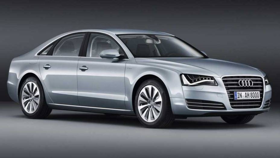 Protótipo do Audi A8 Hybrid foi revelado no Salão de Genebra em 2010 | <a href="https://preprod.quatrorodas.abril.com.br/carros/lancamentos/audi-a8-hybrid-637518.shtml" rel="migration">Leia mais</a>