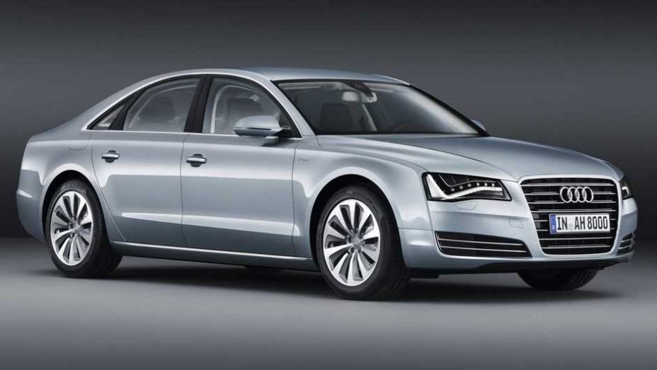 Prot&oacute;tipo do Audi A8 Hybrid foi revelado no Sal&atilde;o de Genebra em 2010 | <a href="https://preprod.quatrorodas.abril.com.br/carros/lancamentos/audi-a8-hybrid-637518.shtml" rel="migration">Leia mais</a>