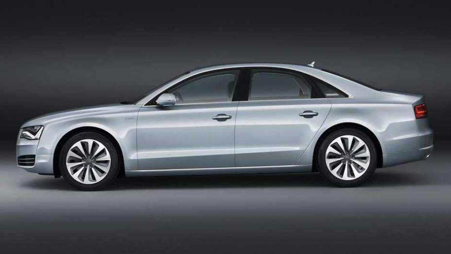 Versão de produção teve alterações discretas em relação ao conceito | <a href="https://preprod.quatrorodas.abril.com.br/carros/lancamentos/audi-a8-hybrid-637518.shtml" rel="migration">Leia mais</a>