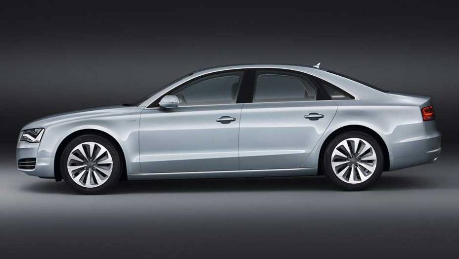 Vers&atilde;o de produ&ccedil;&atilde;o teve altera&ccedil;&otilde;es discretas em rela&ccedil;&atilde;o ao conceito | <a href="https://preprod.quatrorodas.abril.com.br/carros/lancamentos/audi-a8-hybrid-637518.shtml" rel="migration">Leia mais</a>