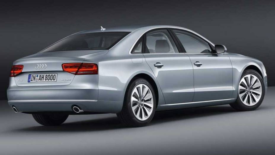 Rodas de liga leve de 18 polegadas t&ecirc;m dez raios | <a href="https://preprod.quatrorodas.abril.com.br/carros/lancamentos/audi-a8-hybrid-637518.shtml" rel="migration">Leia mais</a>