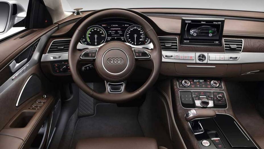 Sedã pode andar somente no modo elétrico em velocidades até 100 km/h | <a href="https://preprod.quatrorodas.abril.com.br/carros/lancamentos/audi-a8-hybrid-637518.shtml" rel="migration">Leia mais</a>