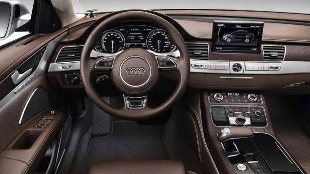 Sedã pode andar somente no modo elétrico em velocidades até 100 km/h | <a href="https://preprod.quatrorodas.abril.com.br/carros/lancamentos/audi-a8-hybrid-637518.shtml" rel="migration">Leia mais</a> Sedã pode andar somente no modo elétrico em velocidades até 100 km/h | <a href="https://preprod.quatrorodas.abril.com.br/carros/lancamentos/audi-a8-hybrid-637518.shtml" rel="migration">Leia mais</a>