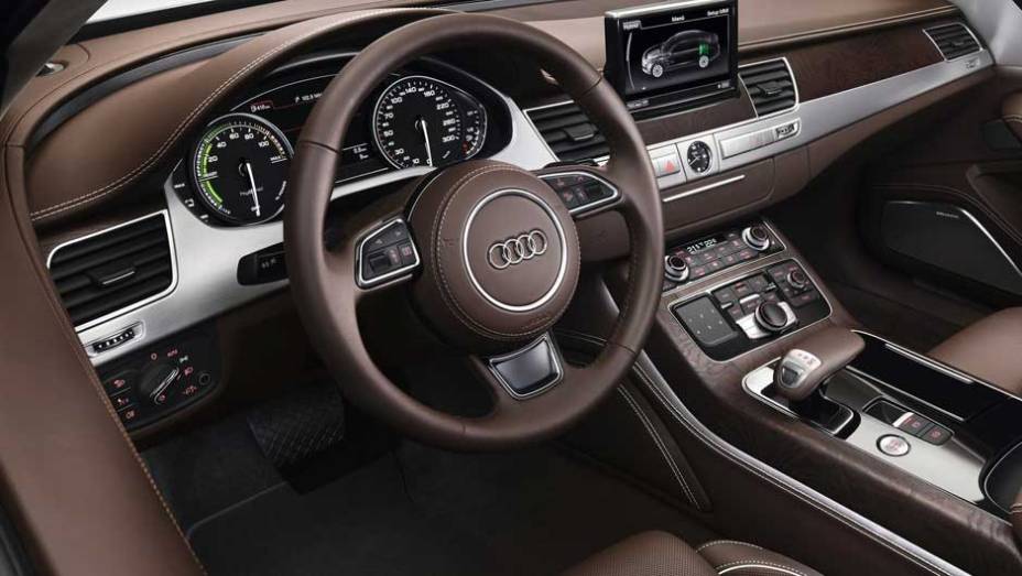 Transmissão é a automática tiptronic de oito velocidades | <a href="https://preprod.quatrorodas.abril.com.br/carros/lancamentos/audi-a8-hybrid-637518.shtml" rel="migration">Leia mais</a>