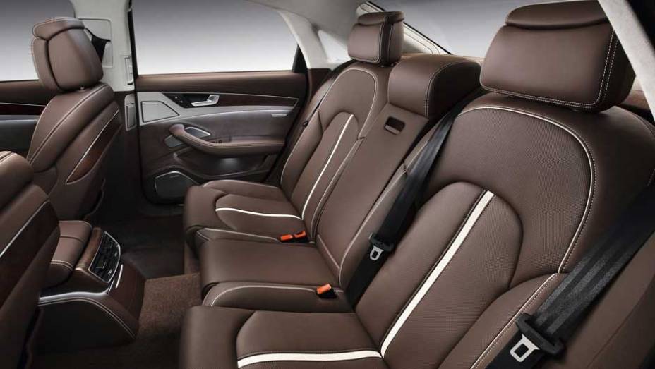 Sed&atilde; &eacute; o mais luxuoso da marca | <a href="https://preprod.quatrorodas.abril.com.br/carros/lancamentos/audi-a8-hybrid-637518.shtml" rel="migration">Leia mais</a>