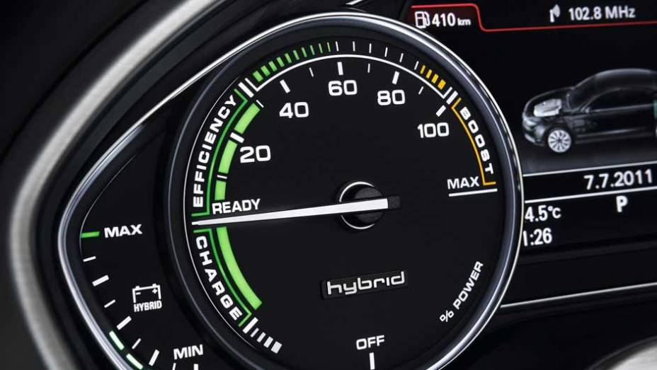 Est&atilde;o dispon&iacute;veis tr&ecirc;s modos de condu&ccedil;&atilde;o: EV, D e S | <a href="https://preprod.quatrorodas.abril.com.br/carros/lancamentos/audi-a8-hybrid-637518.shtml" rel="migration">Leia mais</a>