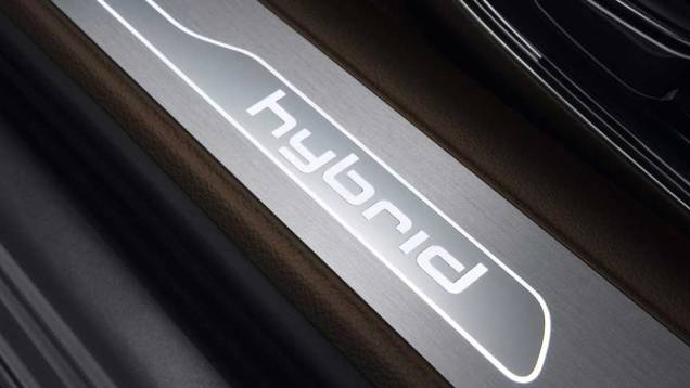 Emblema também aparece na soleira | <a href="https://preprod.quatrorodas.abril.com.br/carros/lancamentos/audi-a8-hybrid-637518.shtml" rel="migration">Leia mais</a> Emblema também aparece na soleira | <a href="https://preprod.quatrorodas.abril.com.br/carros/lancamentos/audi-a8-hybrid-637518.shtml" rel="migration">Leia mais</a>