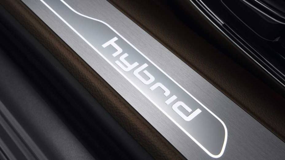 Emblema tamb&eacute;m aparece na soleira | <a href="https://preprod.quatrorodas.abril.com.br/carros/lancamentos/audi-a8-hybrid-637518.shtml" rel="migration">Leia mais</a>