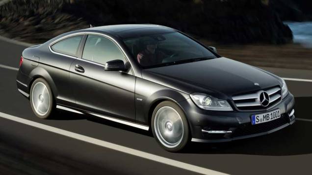 Versão cupê de duas portas estreia no Classe C | <a href="https://preprod.quatrorodas.abril.com.br/noticias/mercedes-c-180-coupe-chega-ao-brasil-299670_p.shtml" rel="migration">Leia mais</a> Versão cupê de duas portas estreia no Classe C | <a href="https://preprod.quatrorodas.abril.com.br/noticias/mercedes-c-180-coupe-chega-ao-brasil-299670_p.shtml" rel="migration">Leia mais</a>