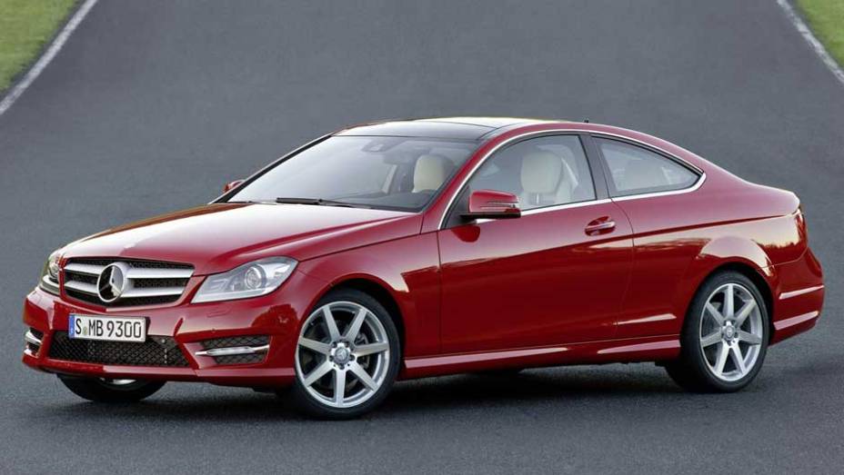 Modelo conta com cinco opções de motorização, sendo três a gasolina e duas a diesel | <a href="https://preprod.quatrorodas.abril.com.br/noticias/mercedes-c-180-coupe-chega-ao-brasil-299670_p.shtml" rel="migration">Leia mais</a>