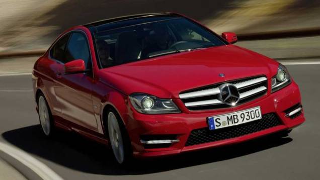 Faróis possuem iluminação bixenon | <a href="https://preprod.quatrorodas.abril.com.br/noticias/mercedes-c-180-coupe-chega-ao-brasil-299670_p.shtml" rel="migration">Leia mais</a> Faróis possuem iluminação bixenon | <a href="https://preprod.quatrorodas.abril.com.br/noticias/mercedes-c-180-coupe-chega-ao-brasil-299670_p.shtml" rel="migration">Leia mais</a>