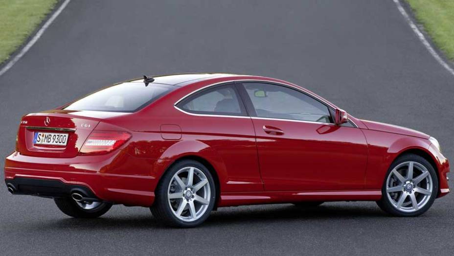 Carro possui saída dupla de escape | <a href="https://preprod.quatrorodas.abril.com.br/noticias/mercedes-c-180-coupe-chega-ao-brasil-299670_p.shtml" rel="migration">Leia mais</a>