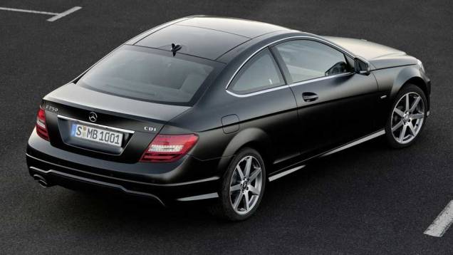 Linhas mantiveram a elegância do sedã Classe C | <a href="https://preprod.quatrorodas.abril.com.br/noticias/mercedes-c-180-coupe-chega-ao-brasil-299670_p.shtml" rel="migration">Leia mais</a> Linhas mantiveram a elegância do sedã Classe C | <a href="https://preprod.quatrorodas.abril.com.br/noticias/mercedes-c-180-coupe-chega-ao-brasil-299670_p.shtml" rel="migration">Leia mais</a>