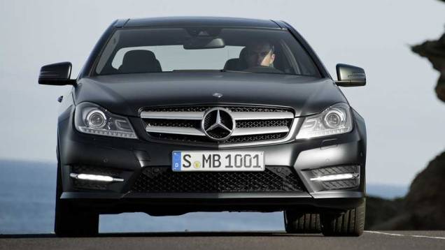 Grade exibe a estrela da marca integrada | <a href="https://preprod.quatrorodas.abril.com.br/noticias/mercedes-c-180-coupe-chega-ao-brasil-299670_p.shtml" rel="migration">Leia mais</a> Grade exibe a estrela da marca integrada | <a href="https://preprod.quatrorodas.abril.com.br/noticias/mercedes-c-180-coupe-chega-ao-brasil-299670_p.shtml" rel="migration">Leia mais</a>