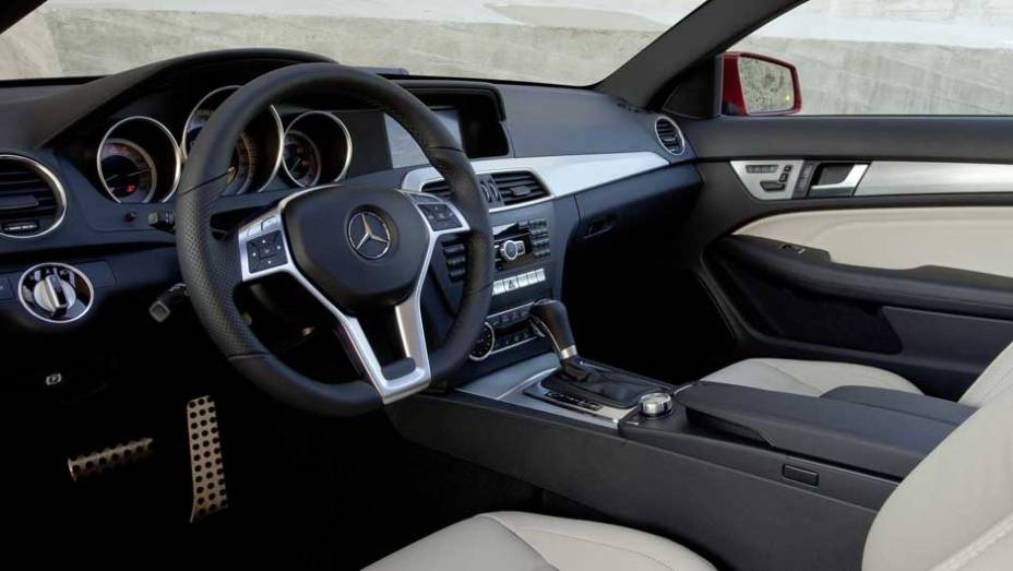 Por dentro, o ambiente é o mesmo do restante da Classe C | <a href="https://preprod.quatrorodas.abril.com.br/noticias/mercedes-c-180-coupe-chega-ao-brasil-299670_p.shtml" rel="migration">Leia mais</a>