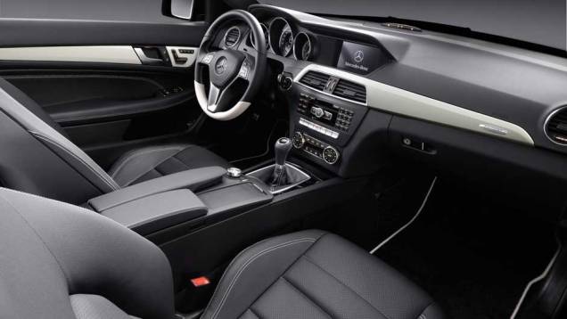 Transmissão é automatizada de sete marchas | <a href="https://preprod.quatrorodas.abril.com.br/noticias/mercedes-c-180-coupe-chega-ao-brasil-299670_p.shtml" rel="migration">Leia mais</a> Transmissão é automatizada de sete marchas | <a href="https://preprod.quatrorodas.abril.com.br/noticias/mercedes-c-180-coupe-chega-ao-brasil-299670_p.shtml" rel="migration">Leia mais</a>