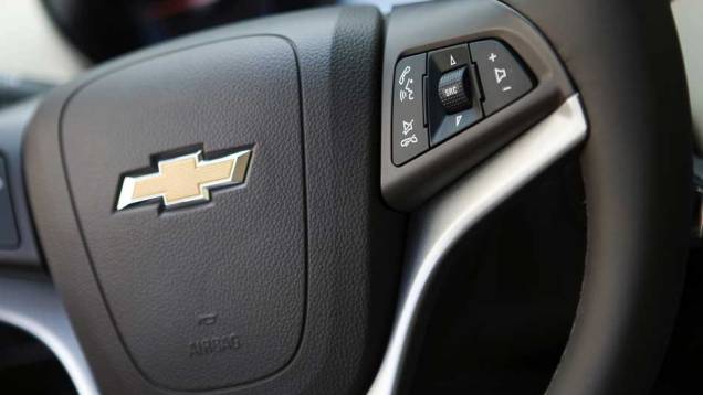 Volante conta com botões do rádio integrados Volante conta com botões do rádio integrados