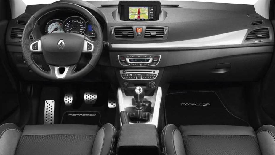 No interior, o acabamento também é em preto, com detalhes em branco | <a href="https://preprod.quatrorodas.abril.com.br/noticias/renault-apresenta-megane-r-s-250-monaco-gp-300252_p.shtml" rel="migration">Leia mais</a>