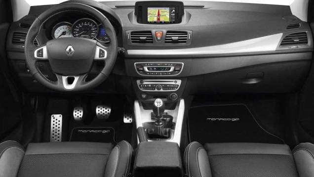 No interior, o acabamento também é em preto, com detalhes em branco | <a href="https://preprod.quatrorodas.abril.com.br/noticias/renault-apresenta-megane-r-s-250-monaco-gp-300252_p.shtml" rel="migration">Leia mais</a> No interior, o acabamento também é em preto, com detalhes em branco | <a href="https://preprod.quatrorodas.abril.com.br/noticias/renault-apresenta-megane-r-s-250-monaco-gp-300252_p.shtml" rel="migration">Leia mais</a>