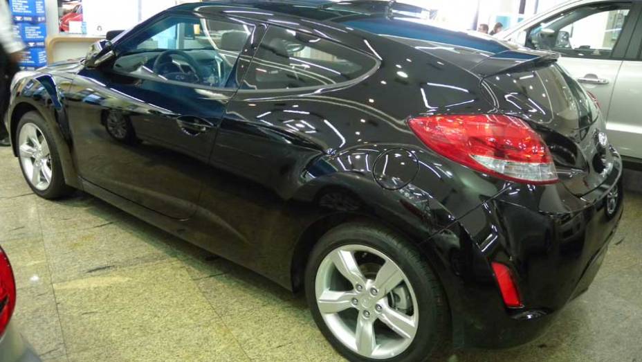 Hyundai Veloster | <a href="https://preprod.quatrorodas.abril.com.br/noticias/veloster-elantra-ja-estao-venda-concessionarias-hyundai-303518_p.shtml" rel="migration">Leia mais</a>