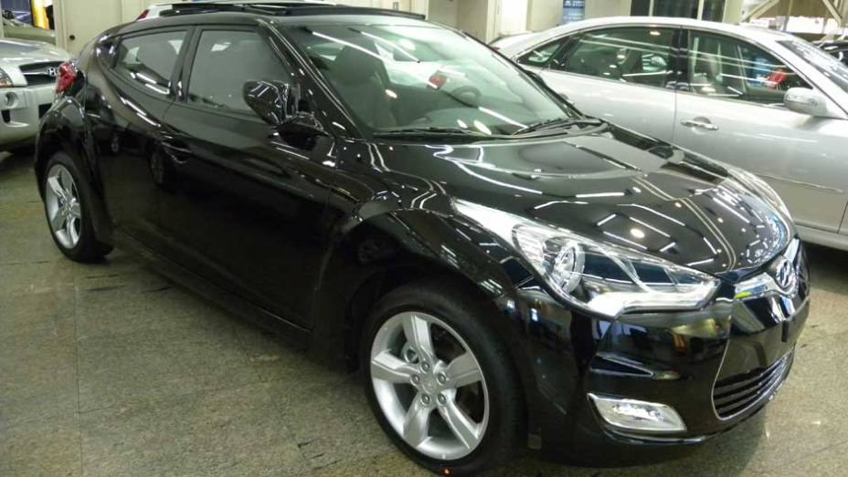 Hyundai Veloster | <a href="https://preprod.quatrorodas.abril.com.br/noticias/veloster-elantra-ja-estao-venda-concessionarias-hyundai-303518_p.shtml" rel="migration">Leia mais</a>